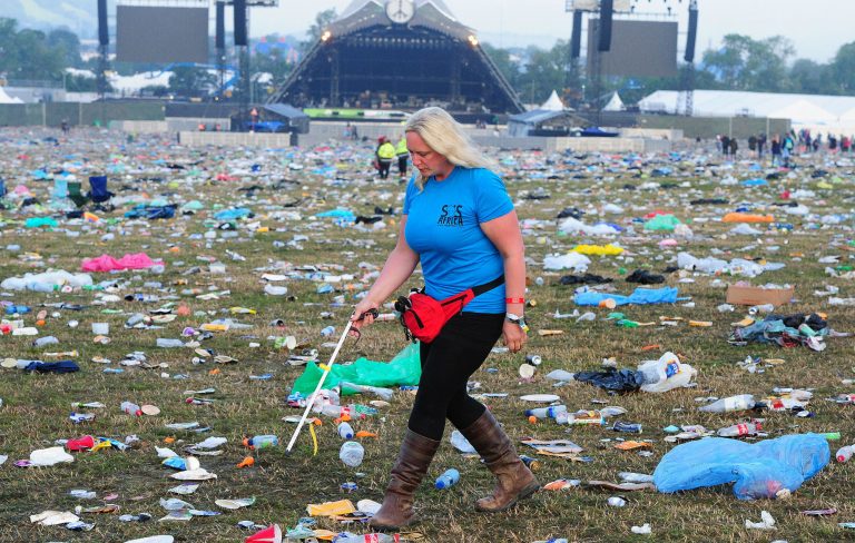 “Siamo noi i veri maiali”, i racconti dei ragazzi che puliscono dopo i festival musicali