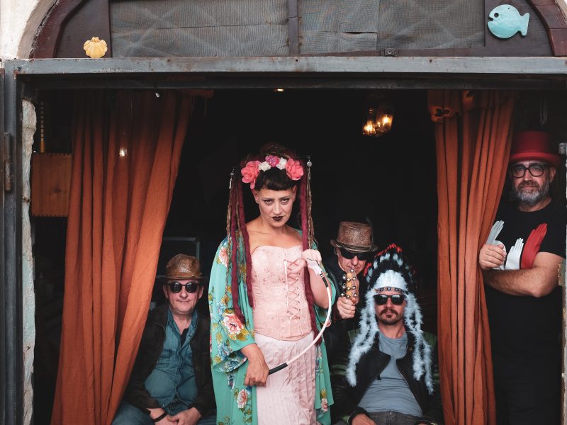 Lola & The Workaholics e il loro primo album Romance