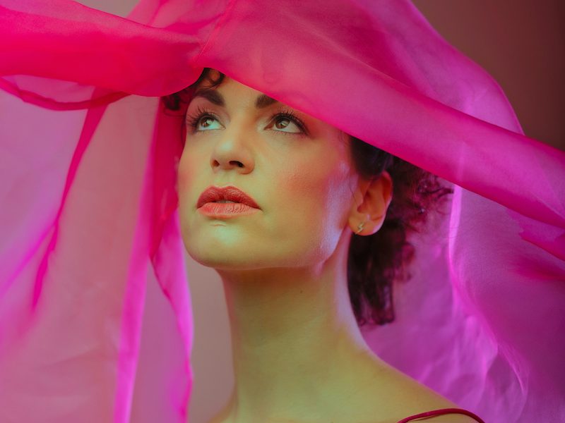 Sara Loreni, fuori il nuovo singolo “Eroticamente”: un inno alle donne